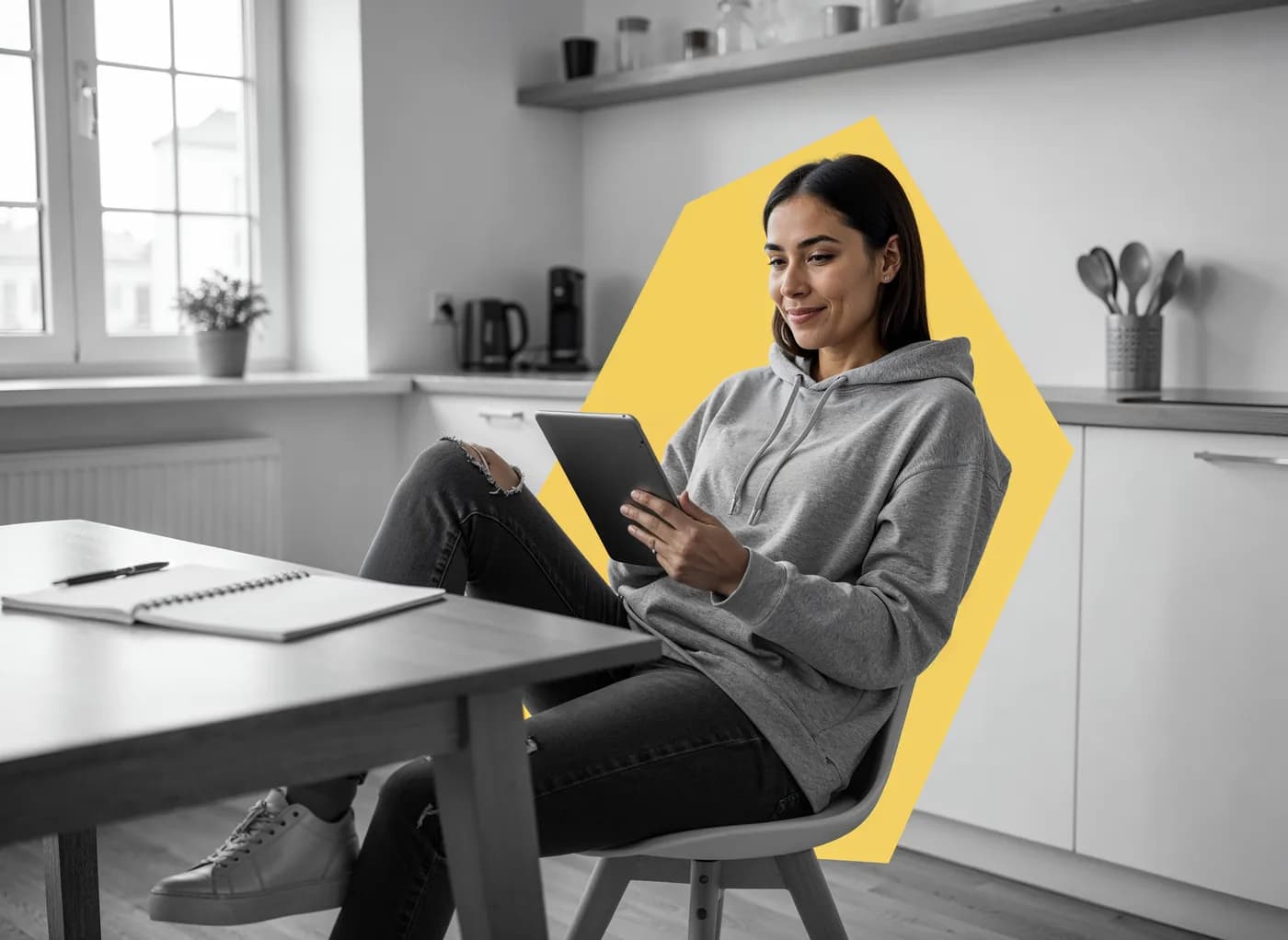 Persona estudiando en casa a su ritmo con una tablet